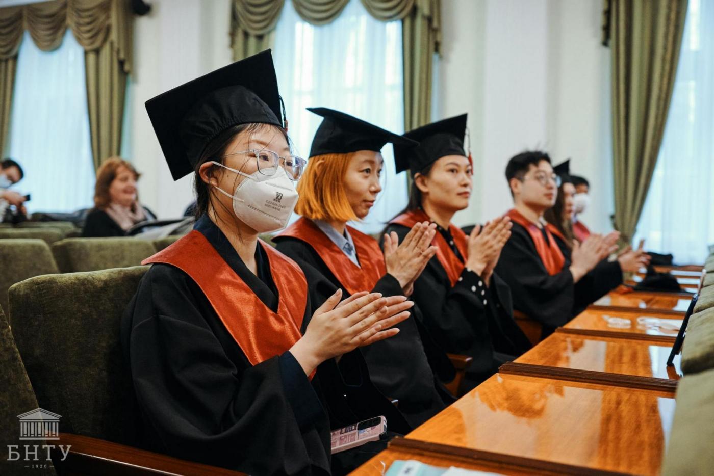 Торжественное вручение дипломов гражданам КНР